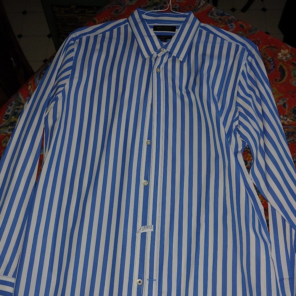 Banana Republic Mens Size Med Blue Striped White 100%  Cotton Camden fiShirt